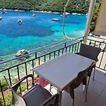 Eptanisa Mikros Gialos