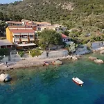 Eptanisa Mikros Gialos