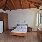 Eptanisa Mikros Gialos