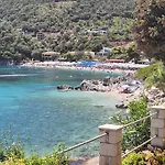 Eptanisa Mikros Gialos
