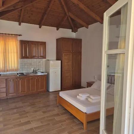 Eptanisa Mikros Gialos