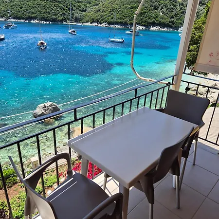 Eptanisa Mikros Gialos