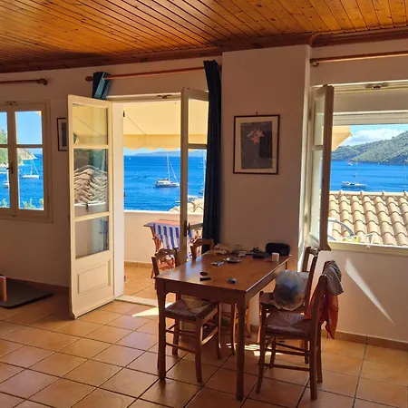 Eptanisa Mikros Gialos