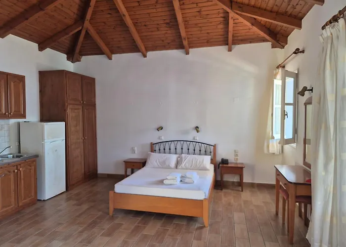 Eptanisa Mikros Gialos